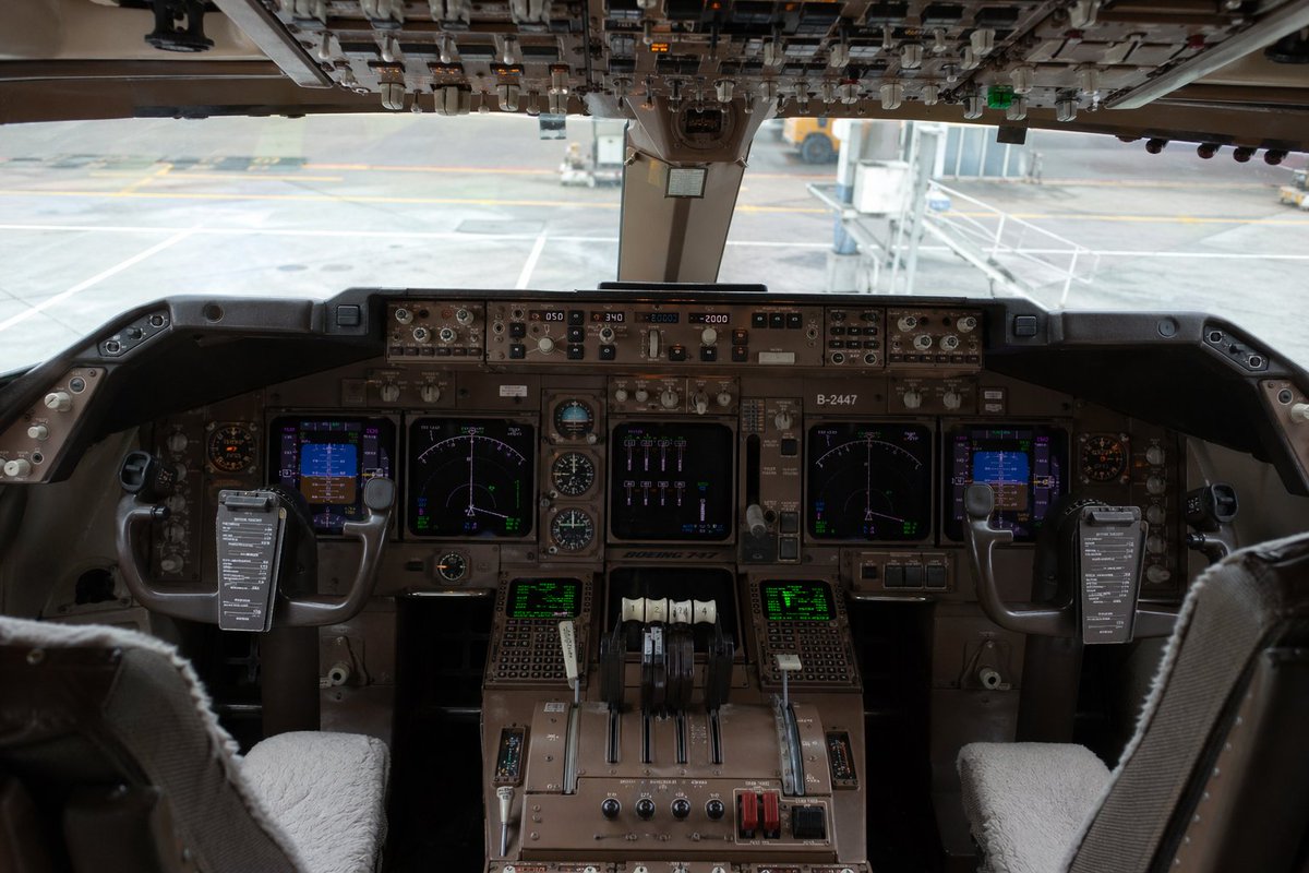 Photorealistic Boeing 747 Cockpit - GPT Image 2 Prompt-Beispiel