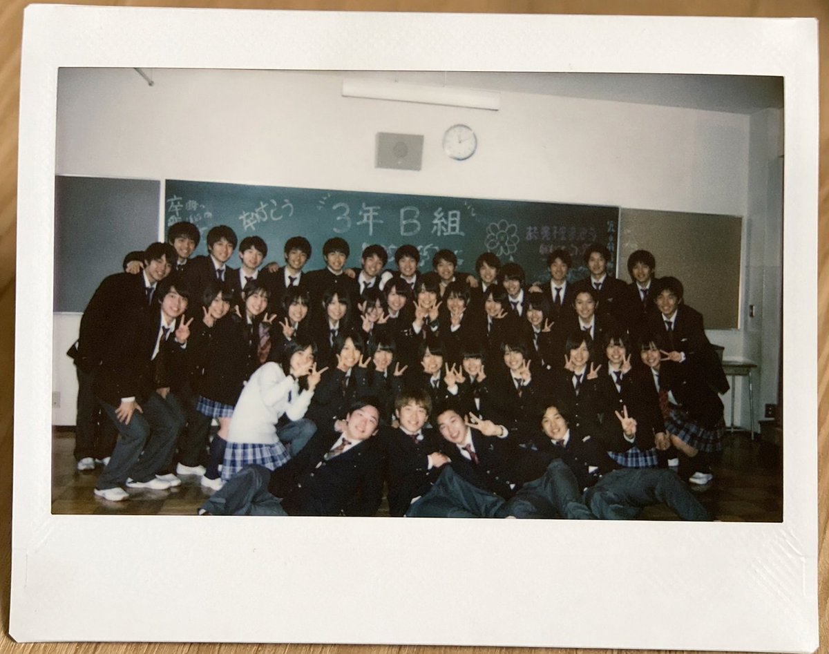 Polaroid of Japanese Class Graduation Photo - esempio di prompt GPT Image 2