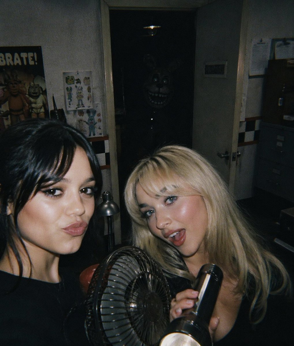 Found-Footage Office Horror Snapshot - GPT Image 2 Prompt-Beispiel