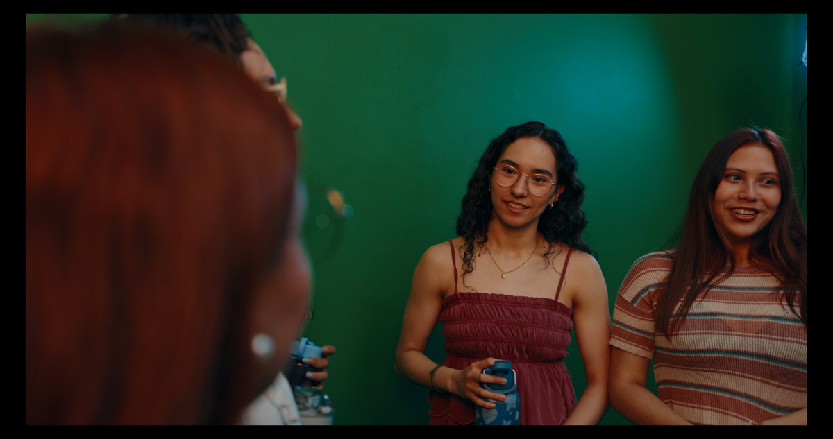 Cinematic Group in Front of Green Screen - esempio di prompt GPT Image 2