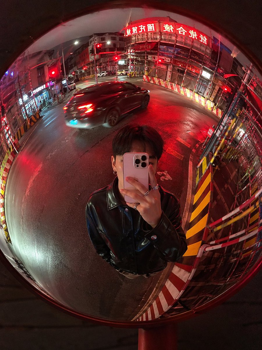 Convex Mirror Night Street Selfie - esempio di prompt GPT Image 2
