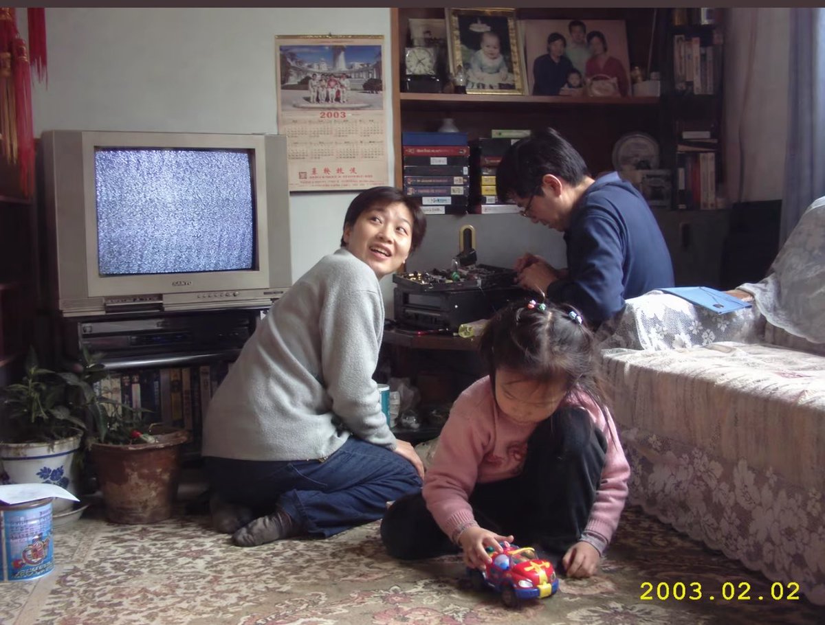 Early 2000s Family Living Room Photo - GPT Image 2 Prompt-Beispiel