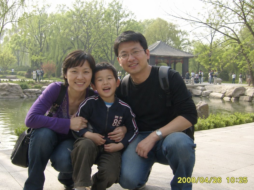 2008 Chinese Family Park Snapshot - esempio di prompt GPT Image 2