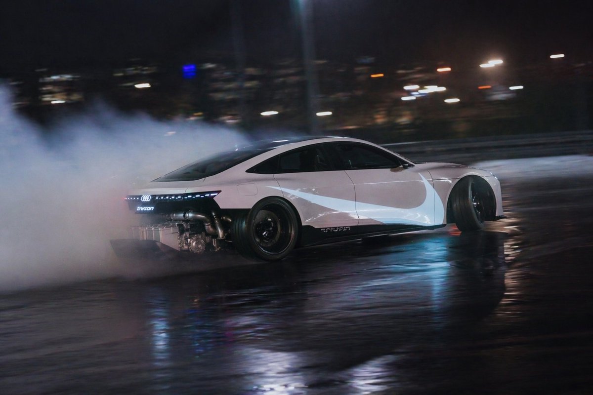 Night Drift Futuristic Sports Sedan - esempio di prompt GPT Image 2