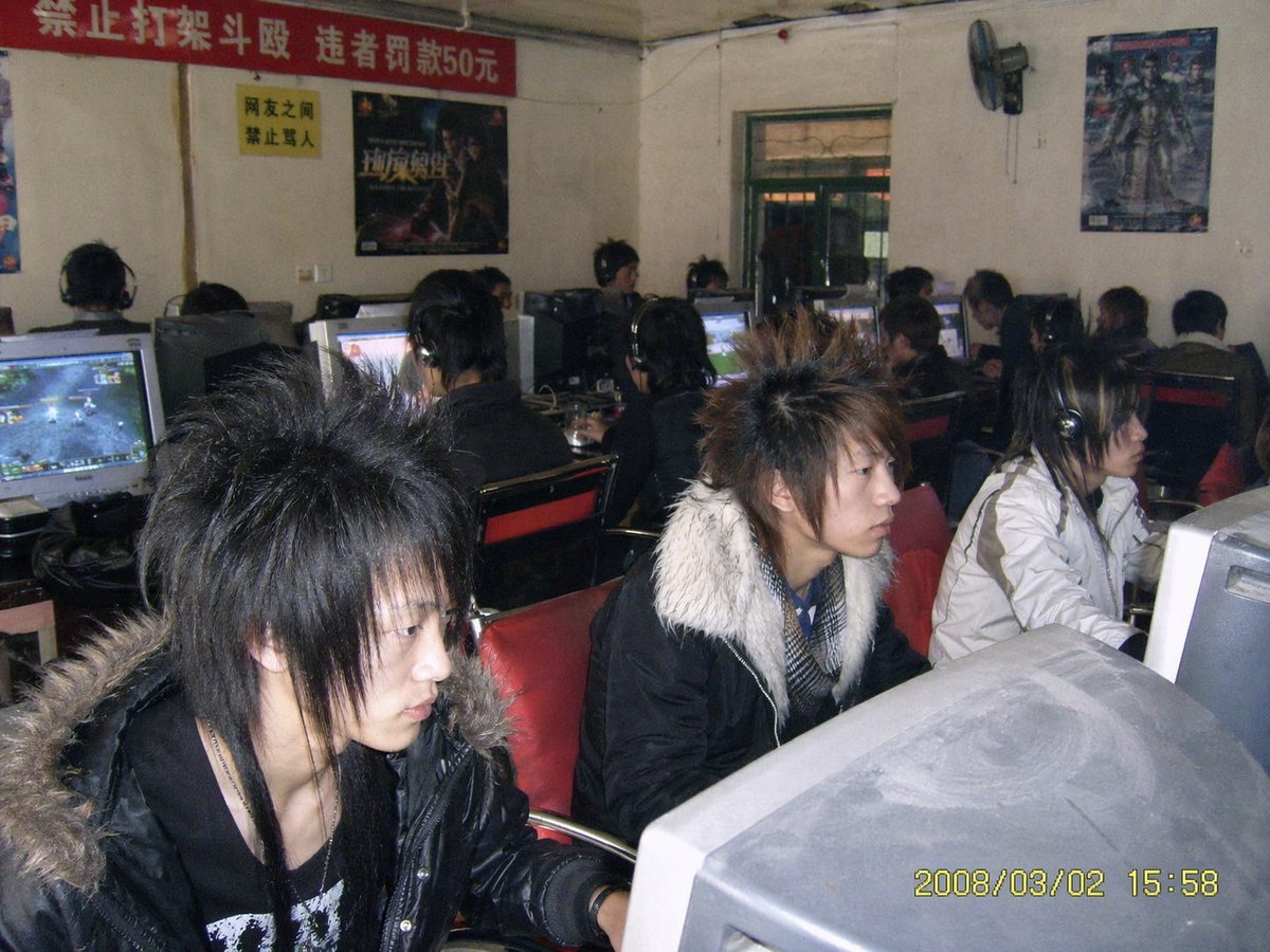 Nostalgic 2008 Internet Cafe Photo - GPT Image 2 Prompt-Beispiel