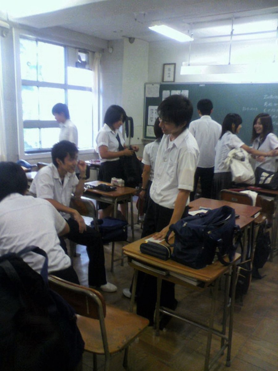 Nostalgic 2010s School Photo - esempio di prompt GPT Image 2