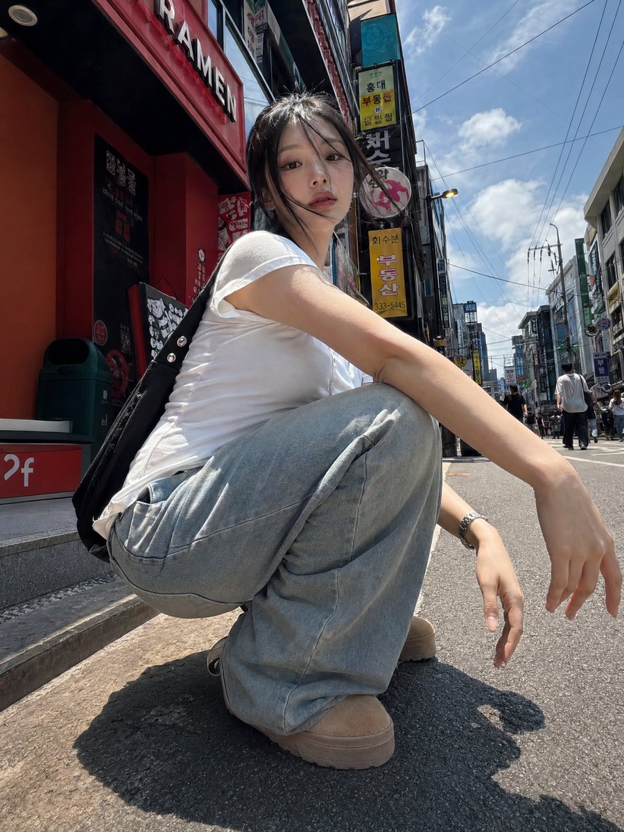 Korean Girl Street Photography - GPT Image 2 Prompt-Beispiel