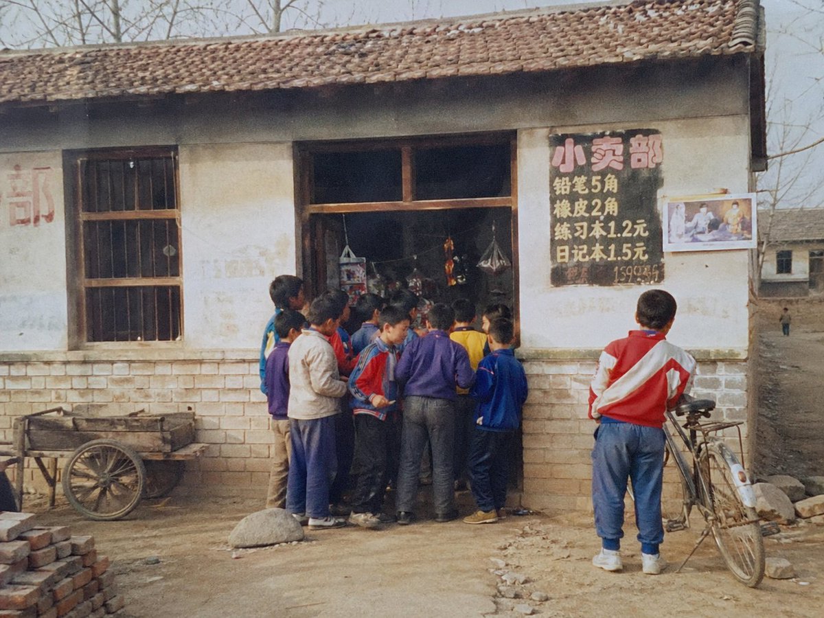 1998 Rural School Shop Photo - esempio di prompt GPT Image 2