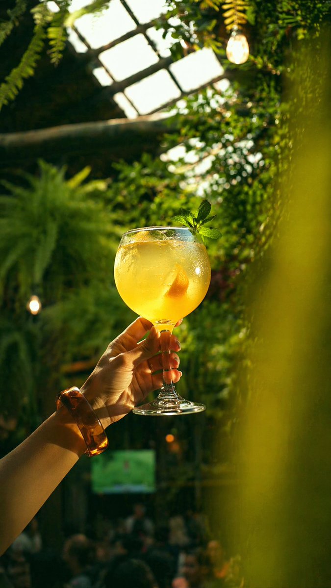 Golden Cocktail in Greenhouse Bar - GPT Image 2 Prompt-Beispiel