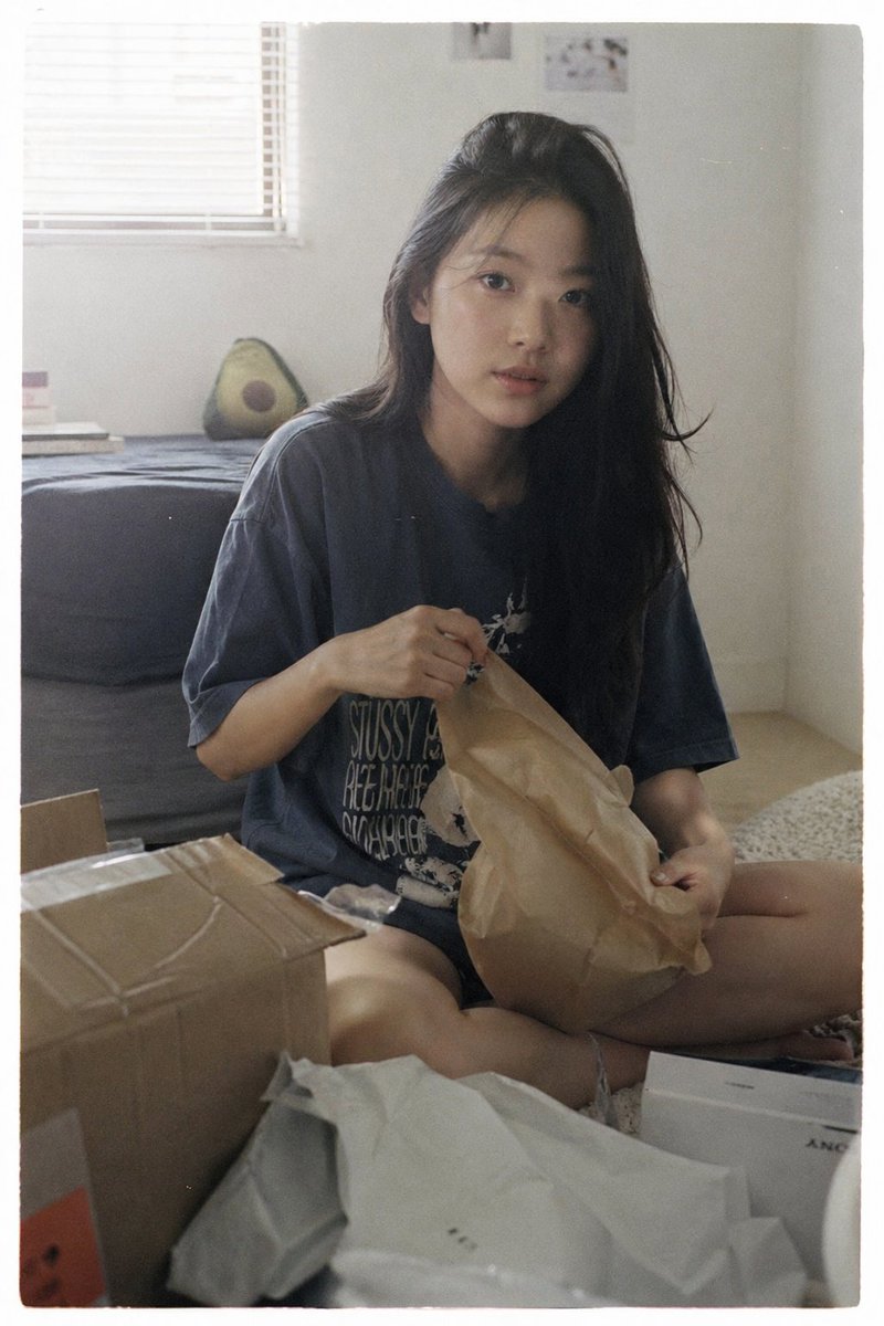 Japanese Film Aesthetic Unboxing Scene - esempio di prompt GPT Image 2